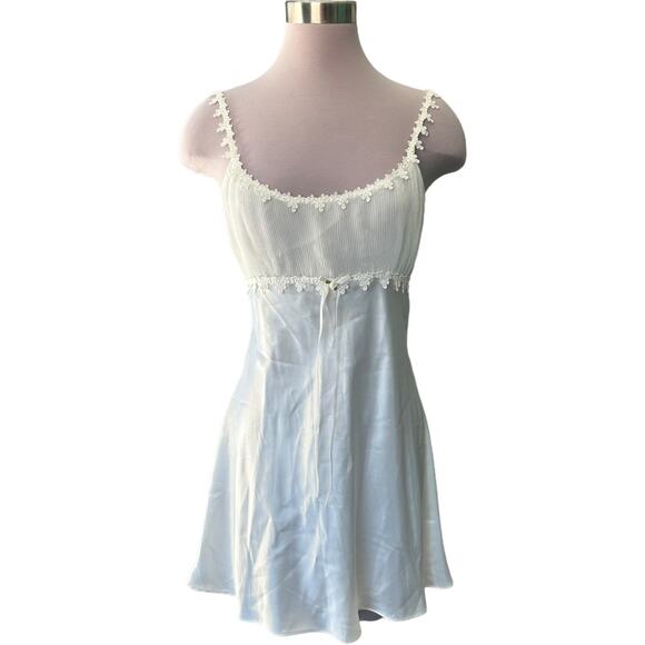 NWOT Vintage Intimo Amore Chemise Sleepwear Silky Lace Design Tie Back White M - Picture 1 of 5